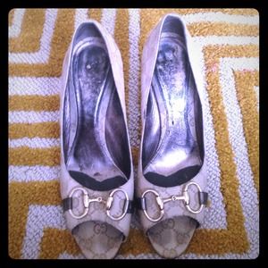 Gucci peep toe pumps ... Logo w/ silver n gold