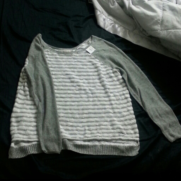 SOLDNWT Hollister long sleeved sweater. Size large