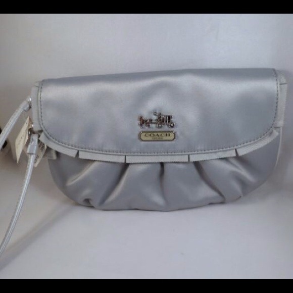 ❌SOLD❌Coach wristlet Silver Gray clutch