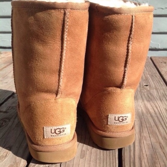 Size 8 uggs boots - Picture 2 of 4