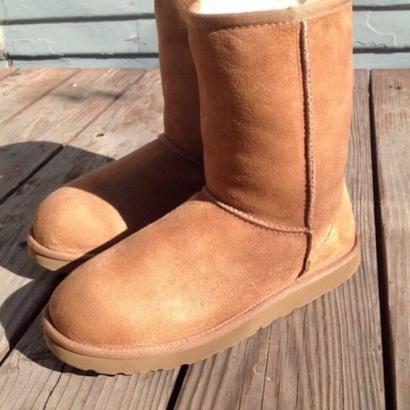 Size 8 uggs boots - Picture 3 of 4