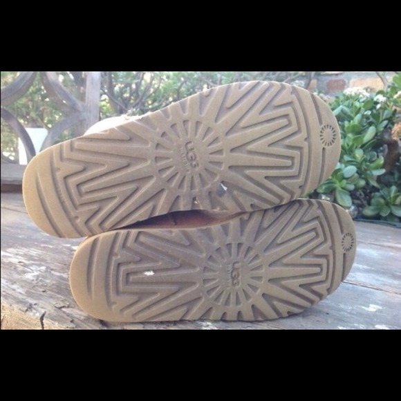 Size 8 uggs boots - Picture 4 of 4