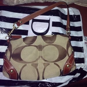  Auth. Coach sig. bag used but great condition Auth. Coach sig. bag used but great condition