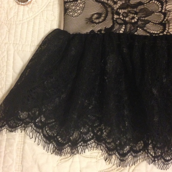 Bundled 🎉HOST PICK!🎉 NWOT Pretty, Flirty Top 💋 - Picture 3 of 4