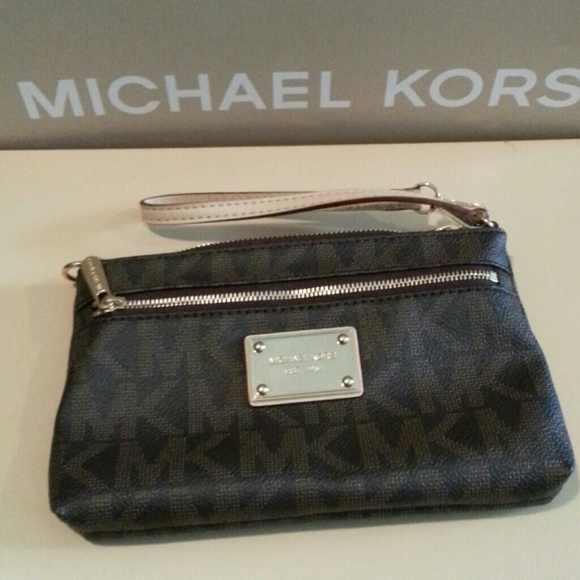 **HOLD**Authentic Michael Kors MK jet set wristlet