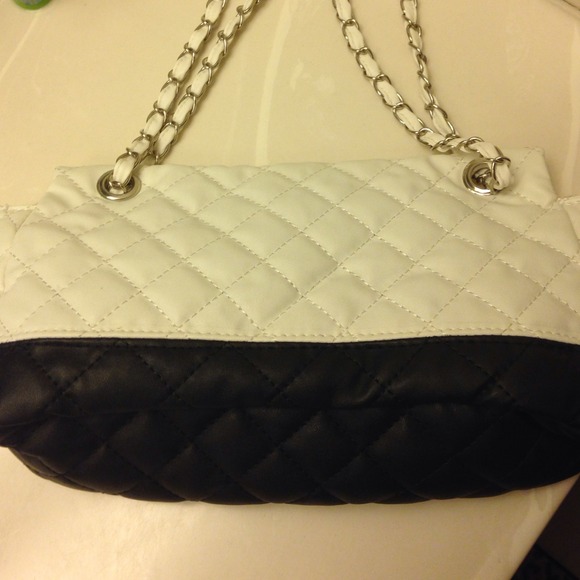❌SOLD❌Quilted Chanel inspired purse - Picture 3 of 4