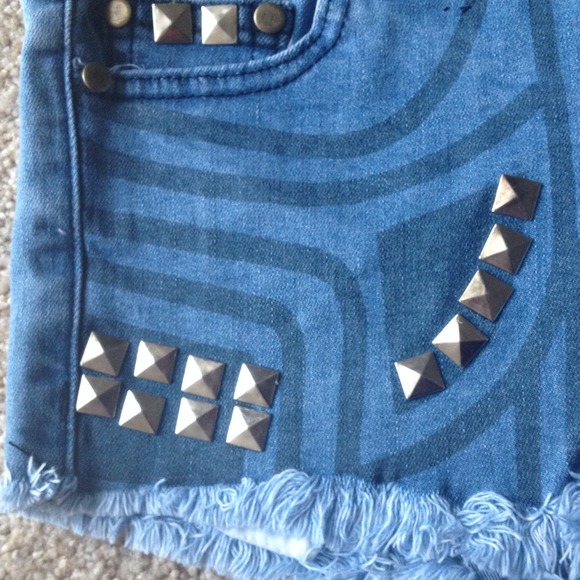 ⌛Tribal Print Studded Denim Shorts💙 - Picture 3 of 4