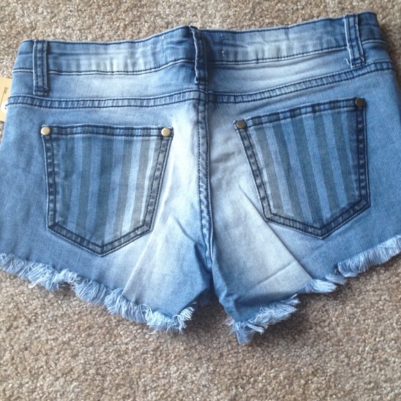⌛Tribal Print Studded Denim Shorts💙 - Picture 4 of 4