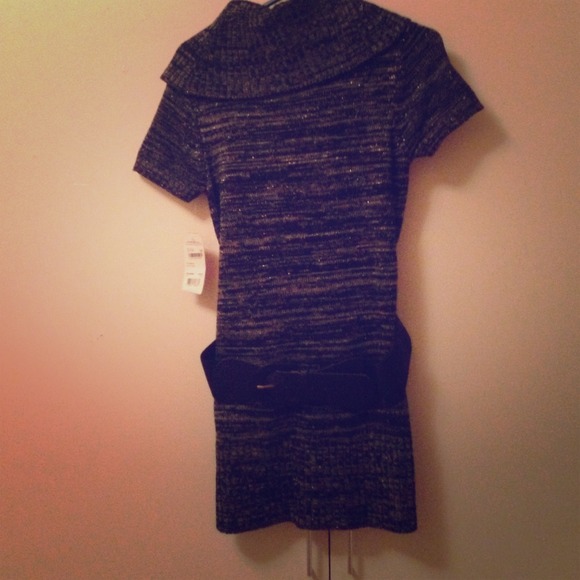 Short sleeved Sweater dress with belt buckle