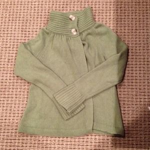 Oversized neck sweater.