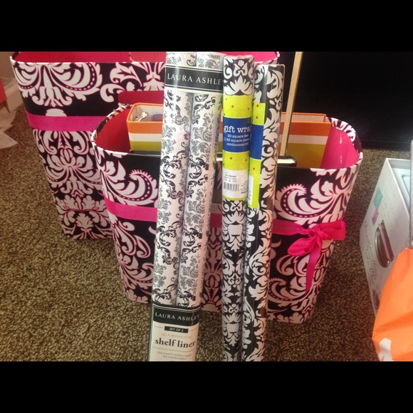 Damask shelf liner