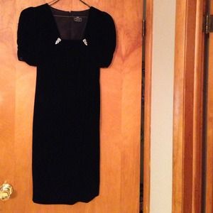 Vintage velvet black cocktail dress. Size 7/8
