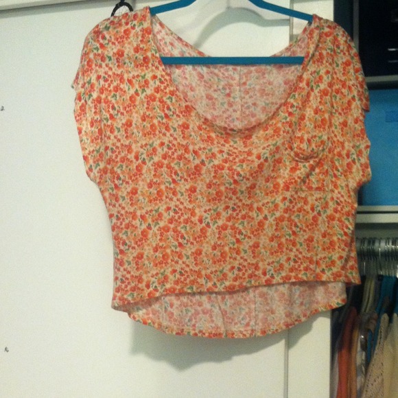 Super soft floral crop top!