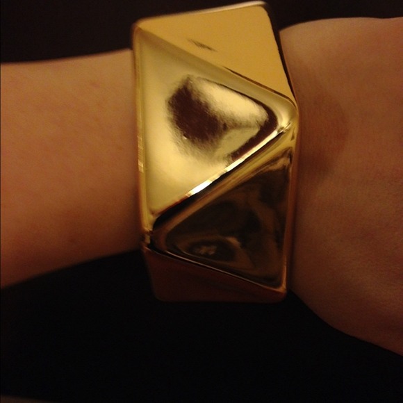 Host Pick ❤️⭐️🎉🎉Chunky gold bangle bracelet