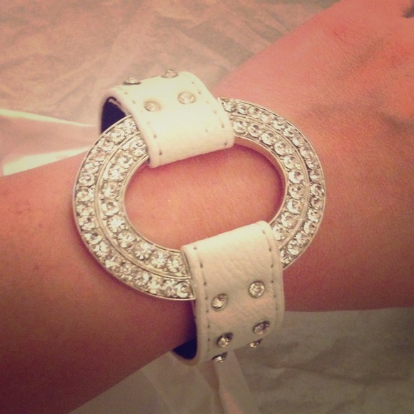 💔SOLD💔 Circle bling on white leather bracelet