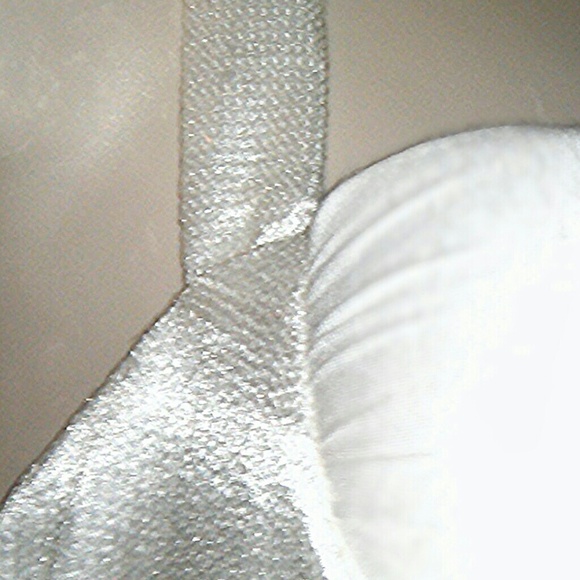 Looking wonderful in white - Picture 3 of 3