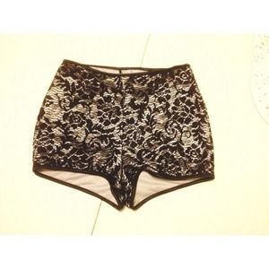 High waisted, printed shorts🌹