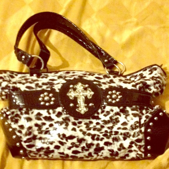 Yesir purse with cross on front