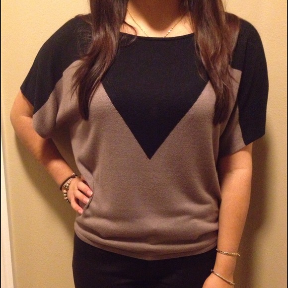Short sleeve knit sweater