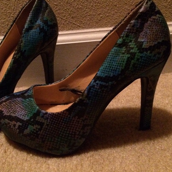 Heels - Picture 3 of 3
