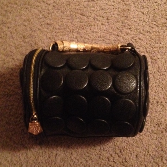 HP!!♥️Korean black button crossbody bag - Picture 2 of 3