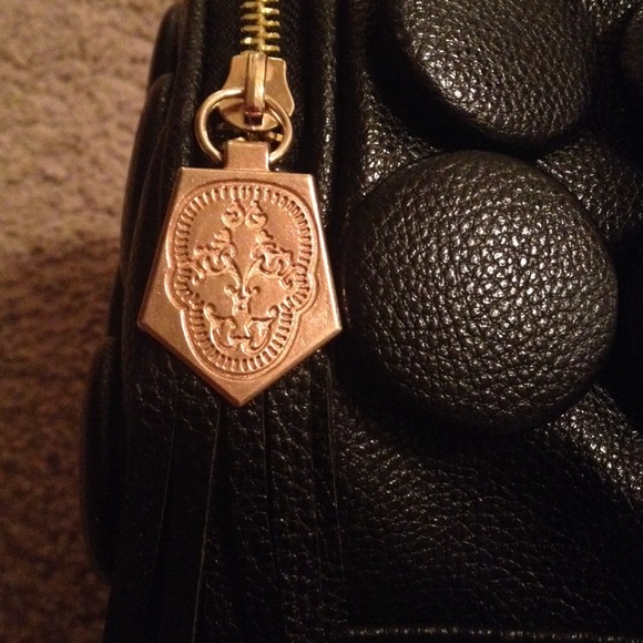 HP!!♥️Korean black button crossbody bag - Picture 3 of 3