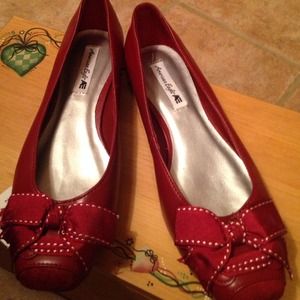 AMERICAN EAGLE RED& WHITE BOWED FLATS NWT 7 1/2 ❤️