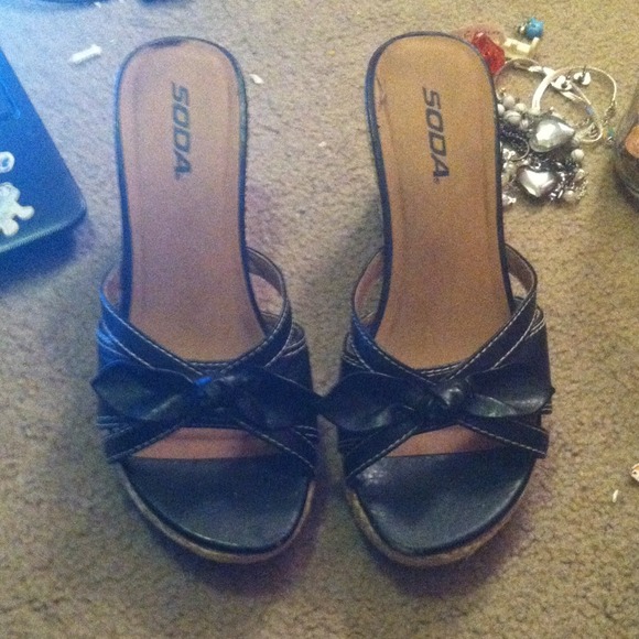 Black wedges