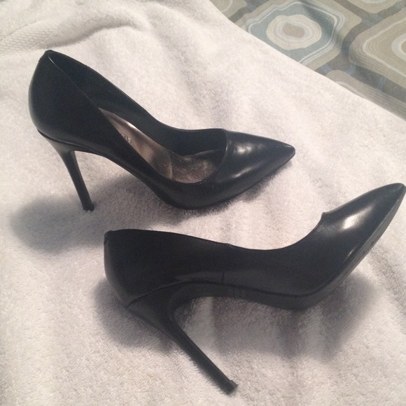 Black pumps