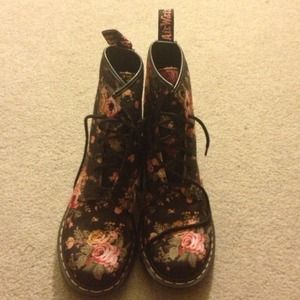 REDUCED!! NEW floral AUTHENTIC Dr. Martens!
