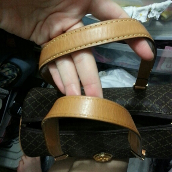 Like New La Tour Eiffel Paris barrel purse - Picture 3 of 3