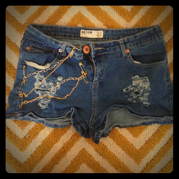 Denim shredded jeans with chains