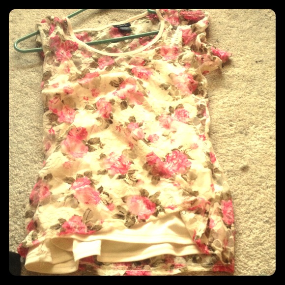 A very nice flowery rue 21 shirt. Brand new.