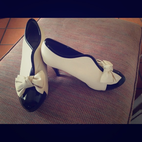 Adorable heels with bow.