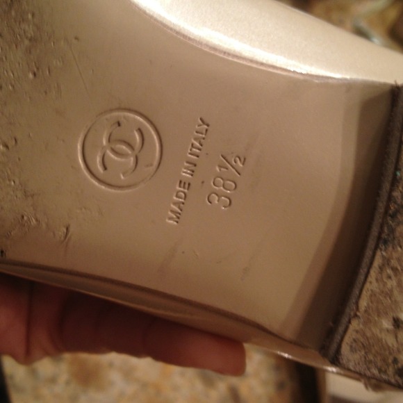 ๐HOST PICK๐ REDUCED Chanel flats - Picture 3 of 4