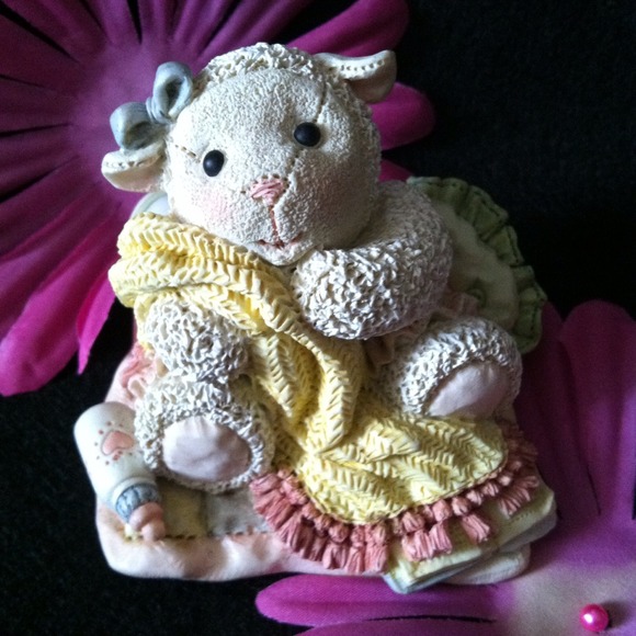 BEAUTIFUL BABY LAMB DECORE. GREAT GIRLS ROOM💗