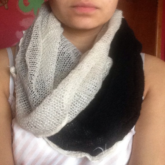 Black and white scarf