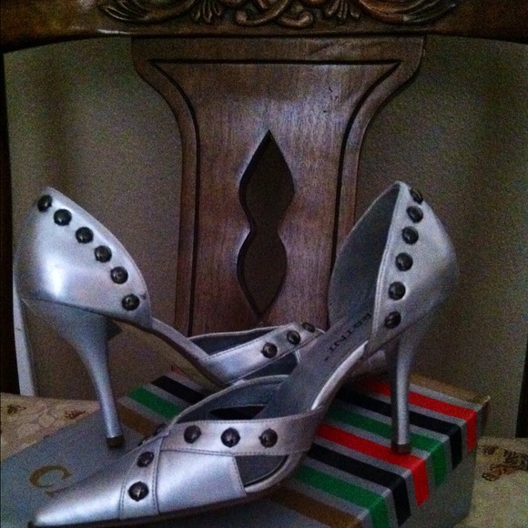 Nice silver pumps shoes. 💜