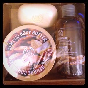 Almond Bath Set