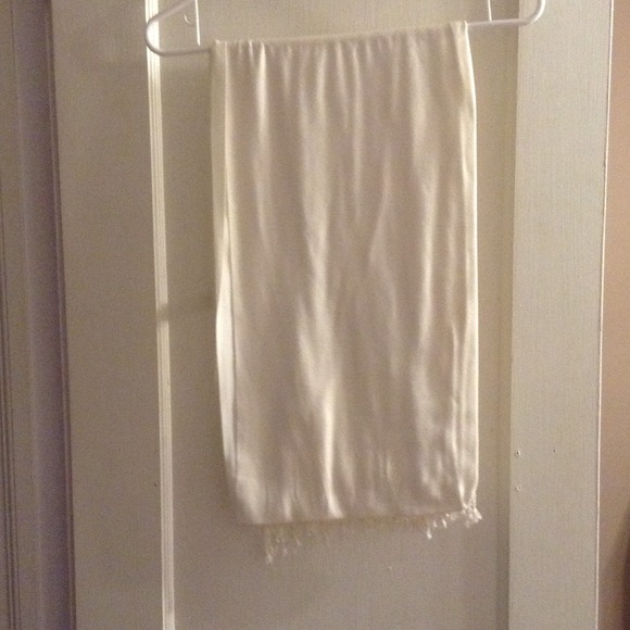 Oversized White shaw/scarf