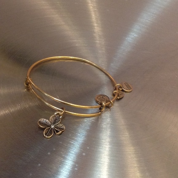 Gold Alex and Ani crown leaf flower bundle reserve