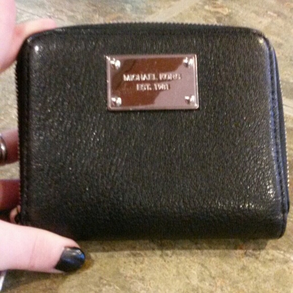 MICHAEL KORS WALLET <Silver Hardware>