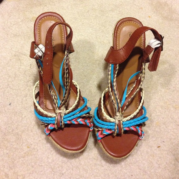 💢SOLD💢 Cute brown wedges .:)