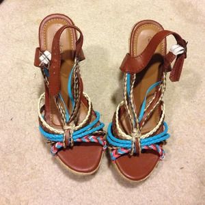 💢SOLD💢 Cute brown wedges .:)