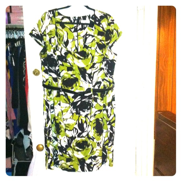 Green/black/white dress