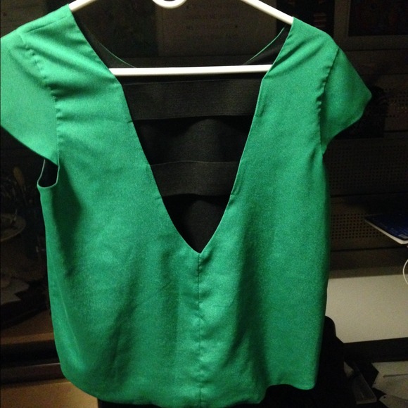 Cut out back emerald green shirt - Picture 2 of 2