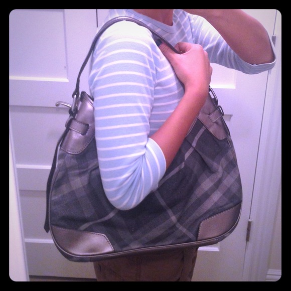 ❌ SOLD ❌ Addl pics of Burberry purse