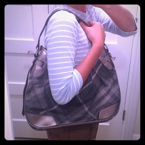 ❌ SOLD ❌ Addl pics of Burberry purse