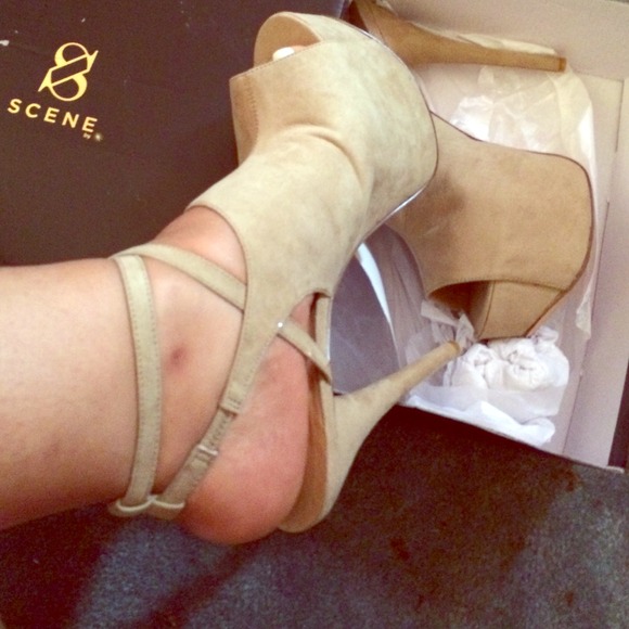 Nude peep toe platforms👠