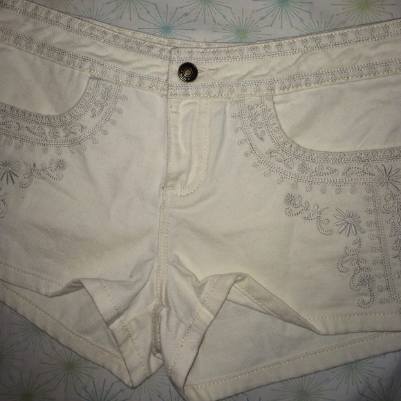 🚫🚫SOLD🚫🚫 White embroidered shorts SZ 28